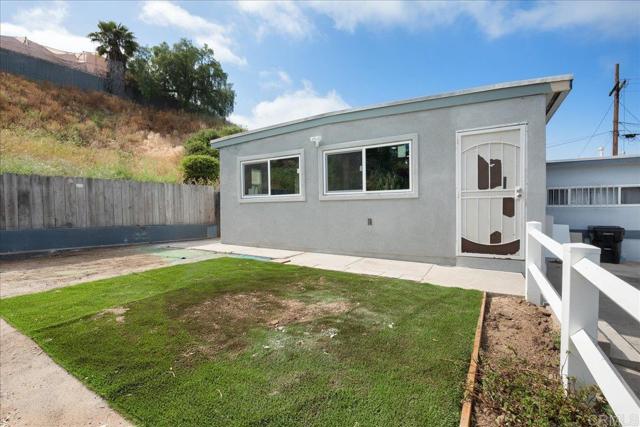 3260 64 Steel Street, San Diego CA: https://media.crmls.org/mediaz/7b02126e-072a-408b-bf1c-e7de7fd58c78.jpg