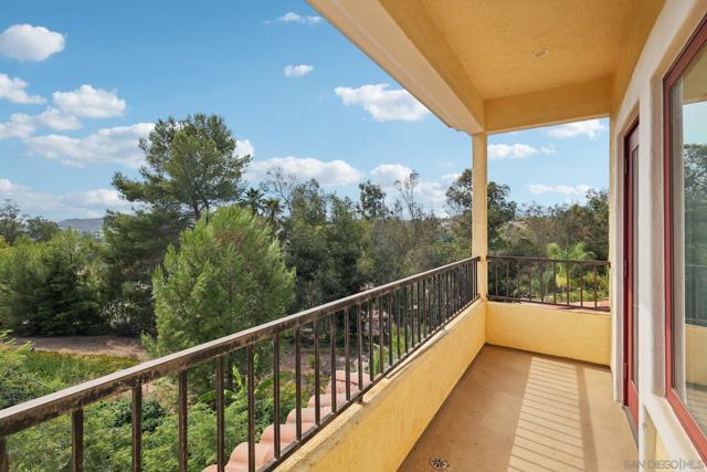 15035 Orchard View Dr, Poway CA: https://media.crmls.org/mediaz/7b02939b-626e-4604-a9fa-dfd01e524074.jpg