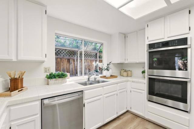 821 Whitehall Lane, Redwood City CA: https://media.crmls.org/mediaz/7b0299dc-b5d3-447f-bfd5-5a1e1f2ddc4d.jpg