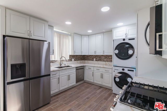 8646 Corbin Avenue, Northridge CA: https://media.crmls.org/mediaz/7b02ba8d-82ee-41de-93ae-f4fd96e1f228.jpg