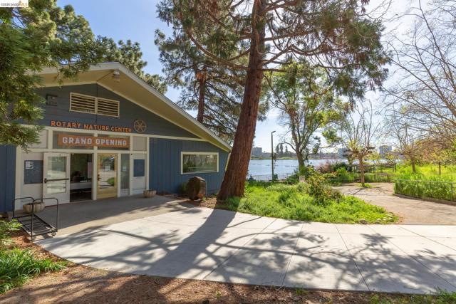 565 Bellevue Ave, Oakland CA: https://media.crmls.org/mediaz/7b02c849-b007-49e1-a5f0-e89217a110d9.jpg