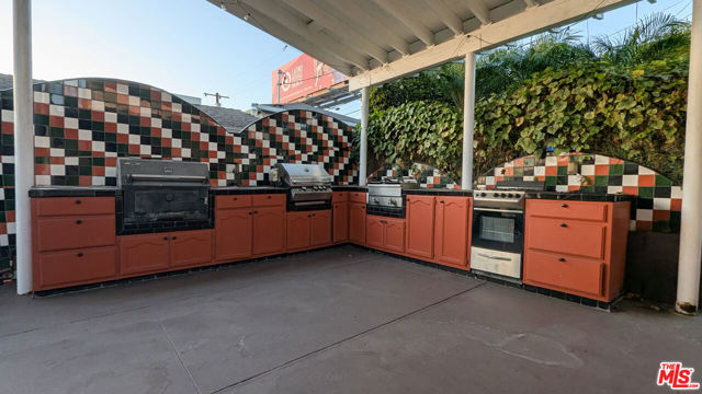 4925 W 20th Street, Los Angeles CA: https://media.crmls.org/mediaz/7b02d673-11b8-4ae2-bf55-b7715f5b39b8.jpg
