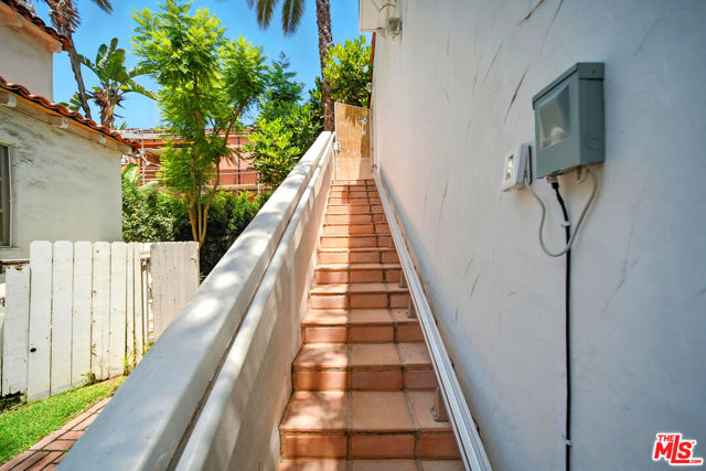 602 N Crescent Drive, Beverly Hills CA: https://media.crmls.org/mediaz/7b040f17-9791-4759-ae15-af65d1c96f12.jpg
