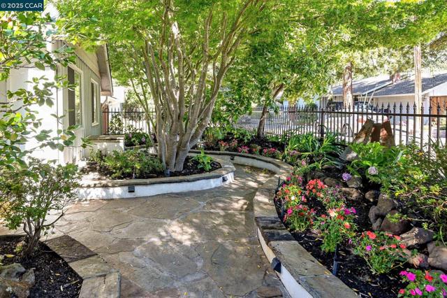 3 Green Valley Ct, Danville CA: https://media.crmls.org/mediaz/7b047ed0-dd3e-4931-ba4e-51be88f46daf.jpg