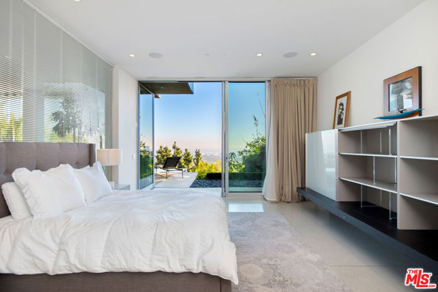 1290 Angelo Drive, Beverly Hills CA: https://media.crmls.org/mediaz/7b0530e2-cd47-4d5e-b717-a40b5e6ece10.jpg