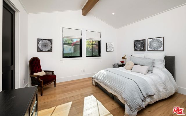 16101 Royal Mount Drive, Encino CA: https://media.crmls.org/mediaz/7b05ed73-bd4b-42da-9f40-784d8640de8f.jpg