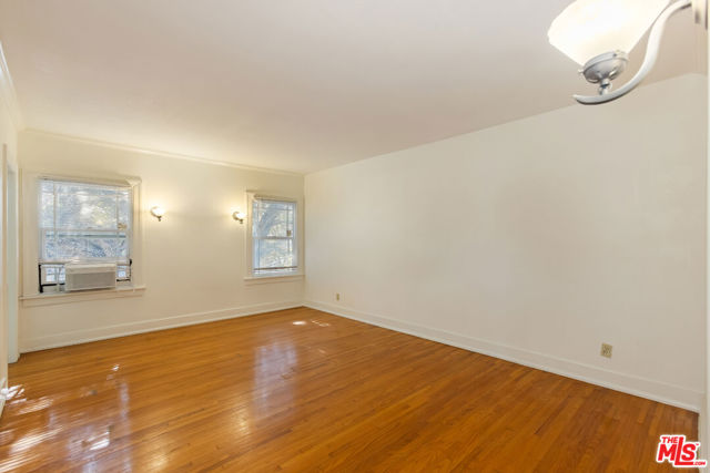 955 S Highland Avenue, Los Angeles CA: https://media.crmls.org/mediaz/7b06a08e-54a8-4060-b2bb-cdba16cb560f.jpg