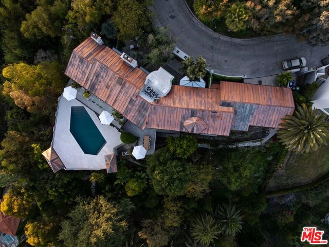9360 Readcrest Drive, Beverly Hills CA: https://media.crmls.org/mediaz/7b06be82-b40d-4fc4-b9de-c2a69b10d765.jpg