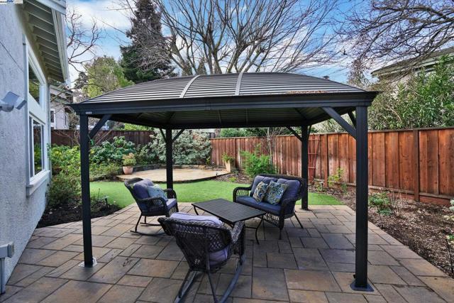 30 San Vicente Ct, Danville CA: https://media.crmls.org/mediaz/7b06e448-e9d0-458a-91c7-38fa05468d5d.jpg