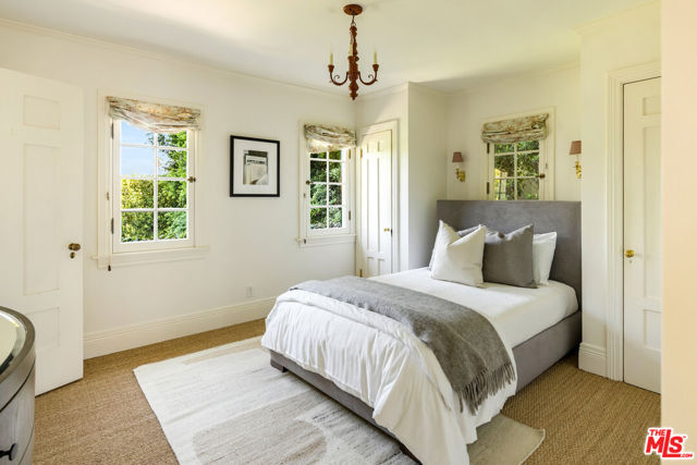 130 S Cliffwood Avenue, Los Angeles CA: https://media.crmls.org/mediaz/7b06fb49-2208-491b-bcaa-8481aa4f2712.jpg