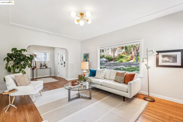 952 Kingston Ave, Piedmont CA: https://media.crmls.org/mediaz/7b07ab87-f08b-41bc-90dc-30f8d660df04.jpg