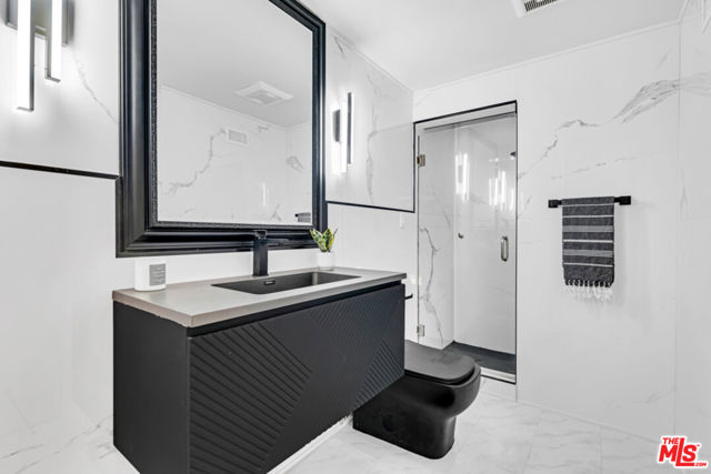 418 N Bowling Green Way, Los Angeles CA: https://media.crmls.org/mediaz/7b08444e-88cd-4345-9402-263efdeb526e.jpg