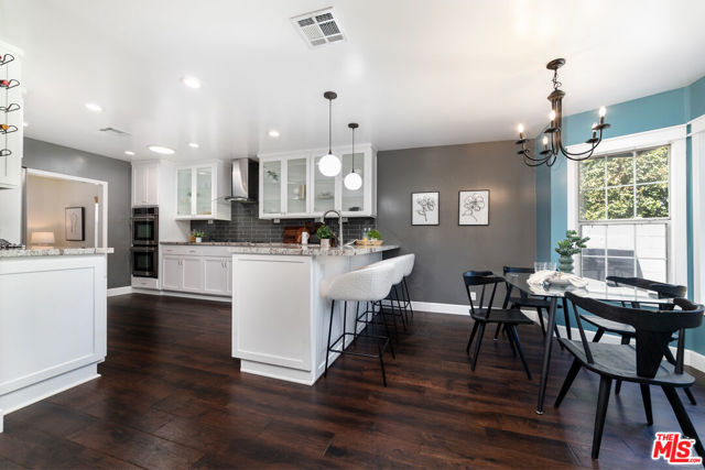 850 N Kenwood Street, Burbank CA: https://media.crmls.org/mediaz/7b08e61c-443e-4770-9b8b-b272e688f108.jpg