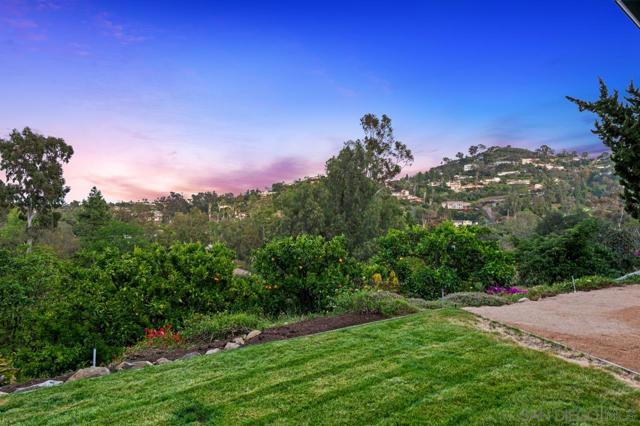 9835 Edgelake Dr, La Mesa CA: https://media.crmls.org/mediaz/7b0a14f1-b5b0-4a7b-a9f2-b1eb72e5bf1a.jpg