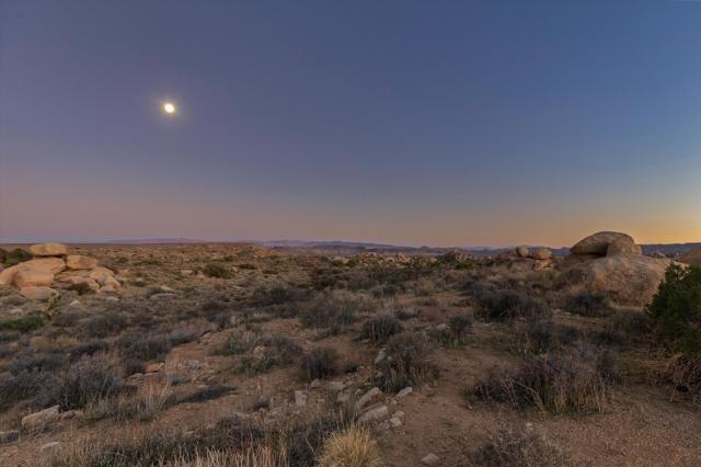 1 Dragonfly Lane, Pioneertown CA: https://media.crmls.org/mediaz/7b0b53bb-d4b8-4fcf-8bac-51e76ea52e22.jpg