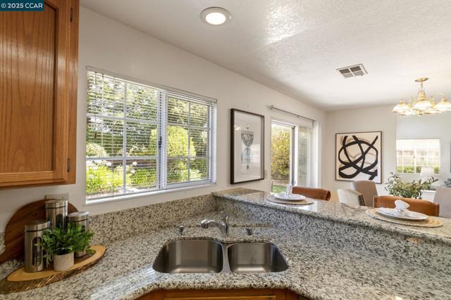 1015 Hidden Oak Ct, Concord CA: https://media.crmls.org/mediaz/7b0b7afe-0735-45d8-aa1d-9b350f96d50f.jpg
