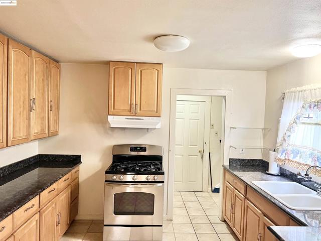 9719 Holly St, Oakland CA: https://media.crmls.org/mediaz/7b0b7f94-bee7-4807-a491-5db3fa709d53.jpg