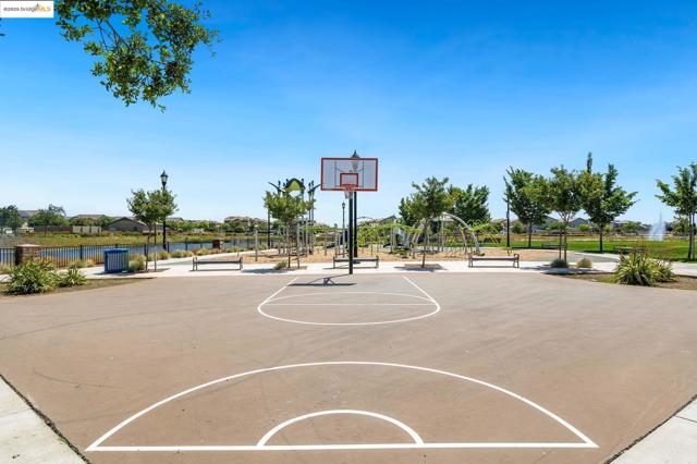 112 Willowrun Way, Oakley CA: https://media.crmls.org/mediaz/7b0b9e3e-1976-4ca2-b324-1f70404ccc57.jpg