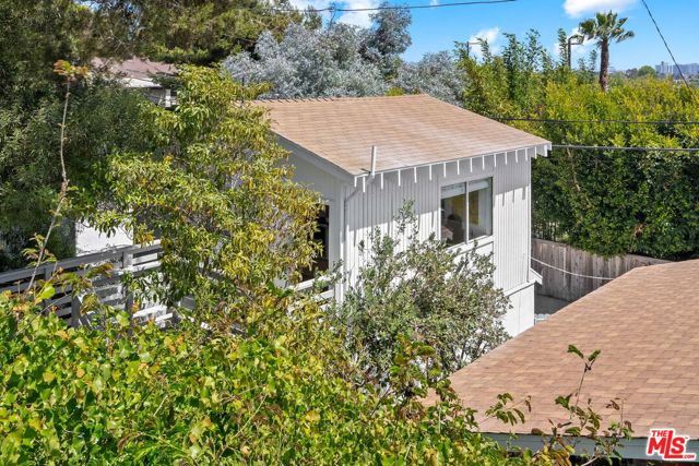 13048 Rose Avenue, Los Angeles CA: https://media.crmls.org/mediaz/7b0d53d4-2317-4510-a132-d839a76fbd6c.jpg