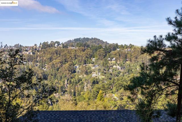 6566 Chelton Dr, Oakland CA: https://media.crmls.org/mediaz/7b0d563a-97c5-4886-90fe-2abde1747a43.jpg