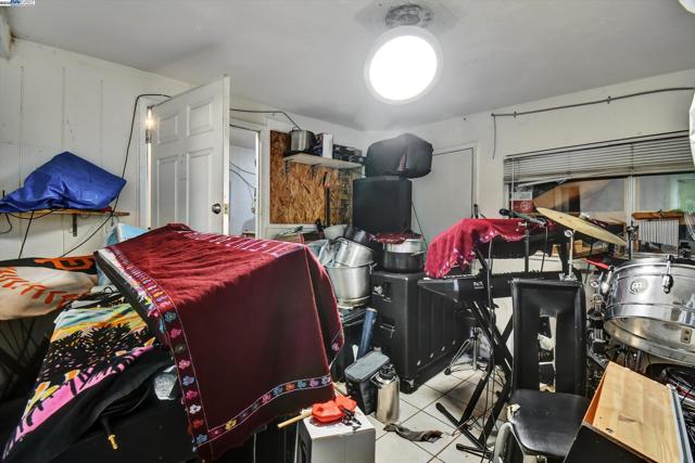 1506 52nd Ave, Oakland CA: https://media.crmls.org/mediaz/7b0e7913-d5e2-486a-81c3-cdf1ae4819ef.jpg