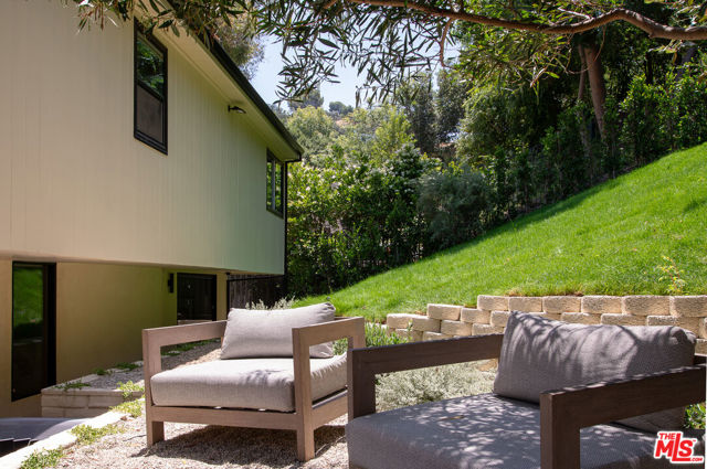 3977 Oeste Avenue, Studio City CA: https://media.crmls.org/mediaz/7b0f0a2b-ed41-4d20-8406-f2f52f5111ac.jpg