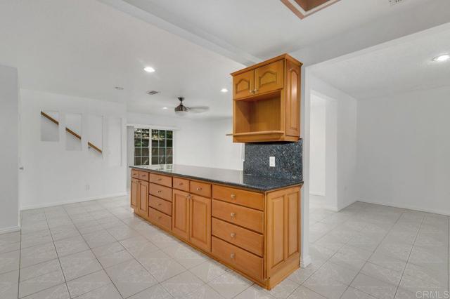 2412 Heatherwood Court, Escondido CA: https://media.crmls.org/mediaz/7b0fb8da-fe14-493d-89ca-3efd3c9aab06.jpg