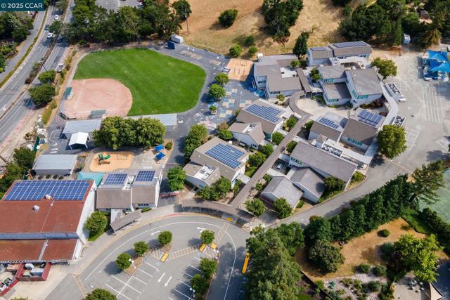 3402 Goyak Dr, Lafayette CA: https://media.crmls.org/mediaz/7b103593-294a-467f-ae0e-77859fb60e37.jpg
