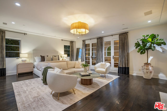 706 N Crescent Drive, Beverly Hills CA: https://media.crmls.org/mediaz/7b11f1e0-390b-4880-b9b1-8ca906d4eb07.jpg