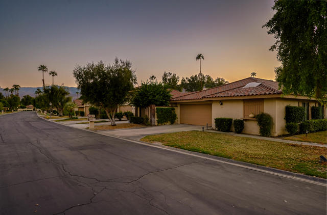 239 Santa Barbara Circle, Palm Desert, CA 92260