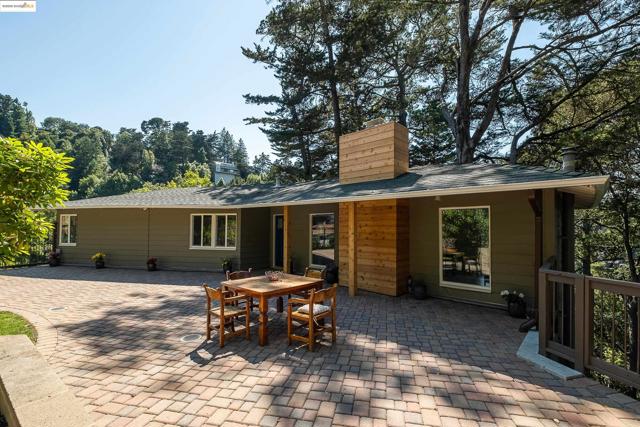6537 Aitken Dr, Oakland CA: https://media.crmls.org/mediaz/7b1407d9-df1c-4c21-b90b-fb726159aa21.jpg