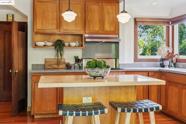 1309 Arch St, Berkeley CA: https://media.crmls.org/mediaz/7b141d59-b77f-4b5f-bb00-8a500ca5e758.jpg