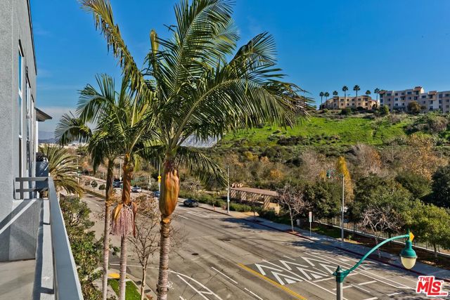 7100 Playa Vista Drive, Playa Vista CA: https://media.crmls.org/mediaz/7b14e74b-afaf-4915-aa31-ce75a23c9c2e.jpg