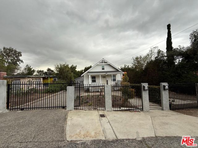 6520 Valmont Street, Tujunga CA: https://media.crmls.org/mediaz/7b1513bf-784f-4b17-8f7c-772544c8cb44.jpg