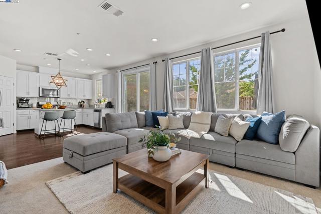 663 Falling Star Drive, Martinez CA: https://media.crmls.org/mediaz/7b1531da-338b-45d2-b4a4-47bf6255c7a2.jpg