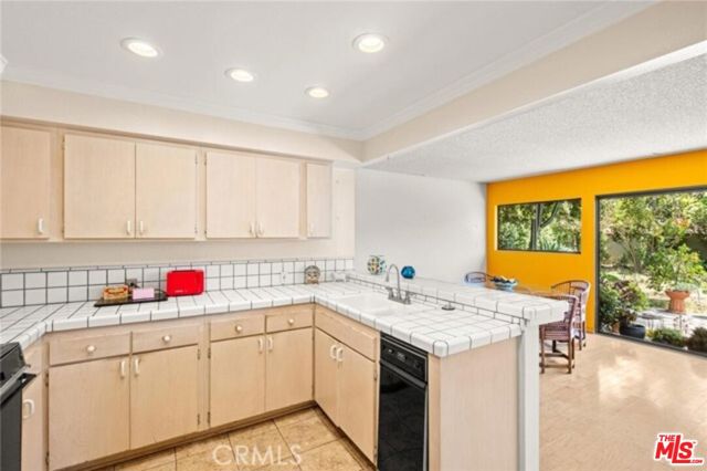 11816 Avon Way, Los Angeles CA: https://media.crmls.org/mediaz/7b154077-36de-4011-aa1c-72878a56c672.jpg