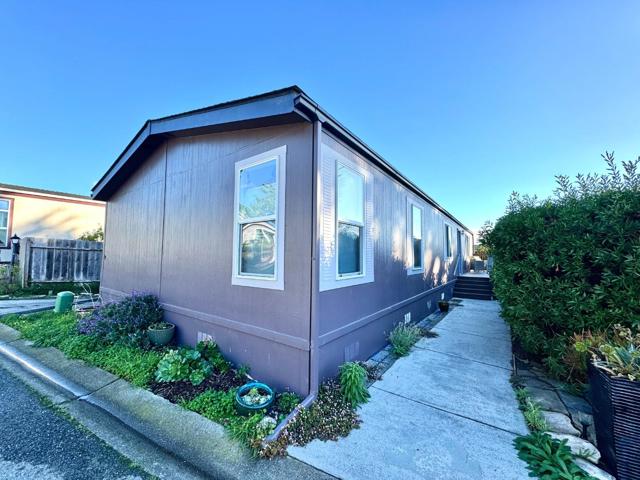 37 Oceanview Avenue, Half Moon Bay CA: https://media.crmls.org/mediaz/7b15b0ce-b6af-4c6c-8217-3fde056a3948.jpg
