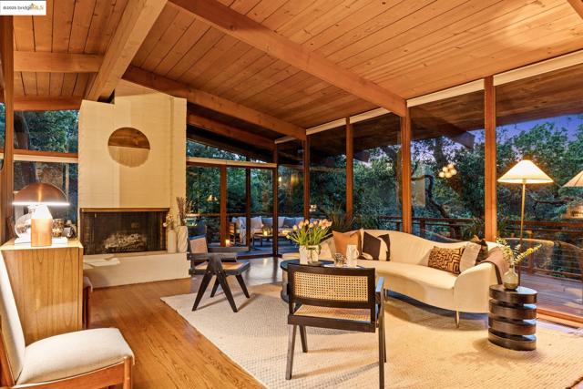 1 Kittiwake Rd, Orinda CA: https://media.crmls.org/mediaz/7b15bbb5-2f7a-4fc6-bfde-784f84325a80.jpg