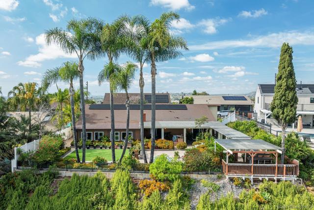 7945 Shadow Hill Dr, La Mesa CA: https://media.crmls.org/mediaz/7b15ed8e-4e78-4b26-8e49-e5a736cb7128.jpg