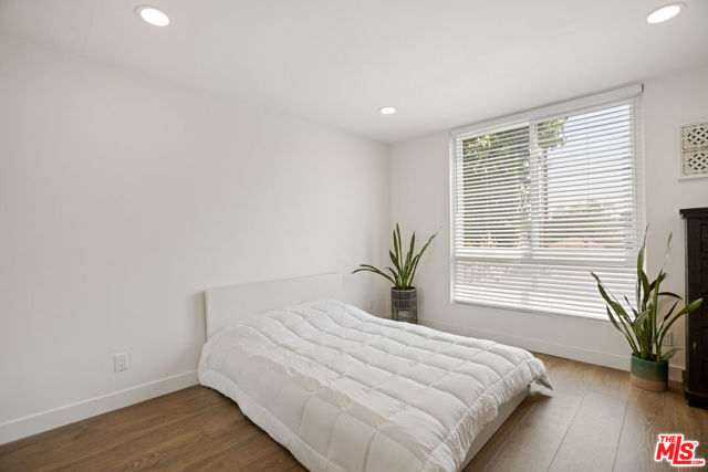 5215 Balboa Boulevard, Encino CA: https://media.crmls.org/mediaz/7b189561-e41d-433d-a12e-73708fb68832.jpg