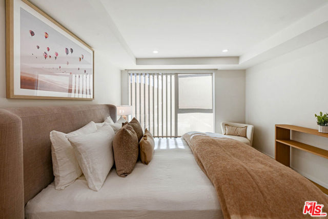 350 N Palm Drive, Beverly Hills CA: https://media.crmls.org/mediaz/7b18f032-50a4-47f9-92f2-4c12a661b15a.jpg