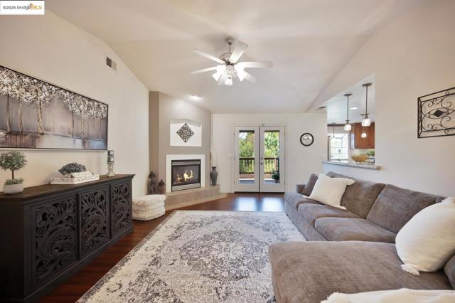 3196 Sudbury RD, Cameron Park CA: https://media.crmls.org/mediaz/7b194529-fc63-4f39-b797-c080c13bdca2.jpg