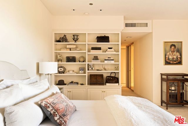 300 N Swall Drive, Beverly Hills CA: https://media.crmls.org/mediaz/7b19d24d-5b5b-4965-a126-3019c7822a93.jpg
