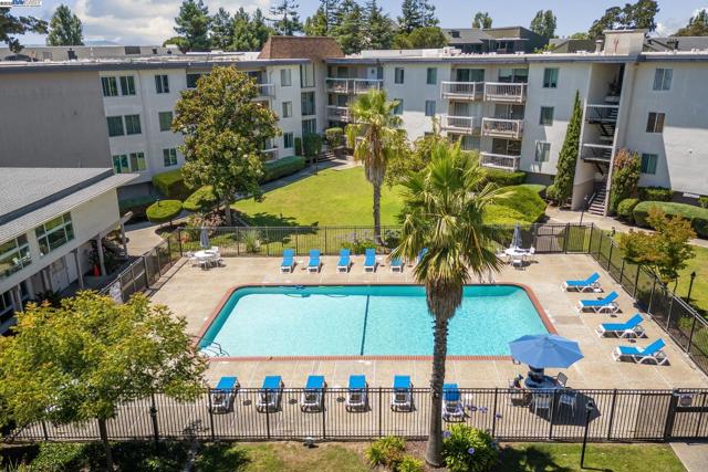 950 Shorepoint Ct, Alameda CA: https://media.crmls.org/mediaz/7b1a0c38-9213-4f24-a1d7-1f0788929376.jpg