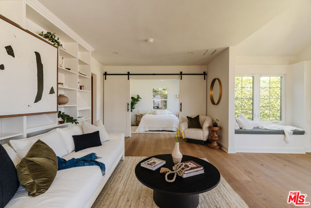 2709 S Harcourt Avenue, Los Angeles CA: https://media.crmls.org/mediaz/7b1b4c6c-6944-4f96-ad82-3bf11272951e.jpg