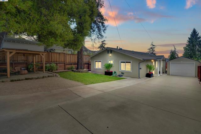4433 Fair Ave, Oakland CA: https://media.crmls.org/mediaz/7b1b791e-7943-4c81-a635-5ce7fd75aa73.jpg