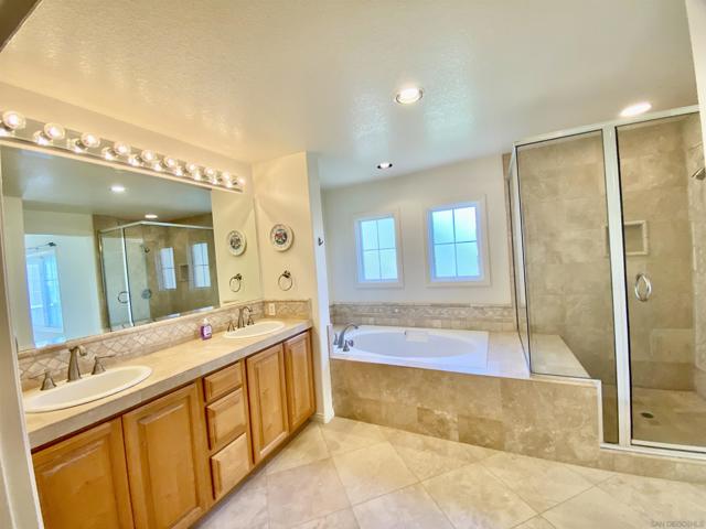 1326 Caminito Arriata, La Jolla CA: https://media.crmls.org/mediaz/7b1c490a-1514-4921-a84c-f1135742ebb4.jpg