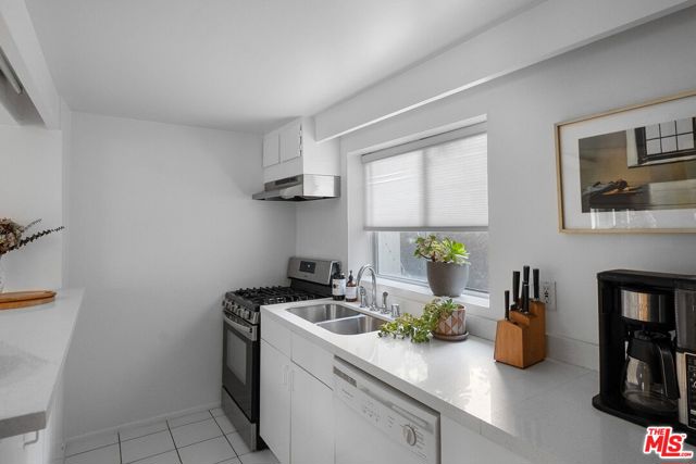 626 Pacific Street, Santa Monica CA: https://media.crmls.org/mediaz/7b1d0202-6023-424d-b3c5-ff7ce6189596.jpg