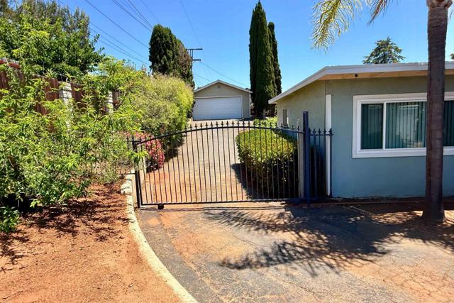 1461 Sunrise Drive, Vista CA: https://media.crmls.org/mediaz/7b1d7361-80fb-4d74-a649-131cffc13473.jpg
