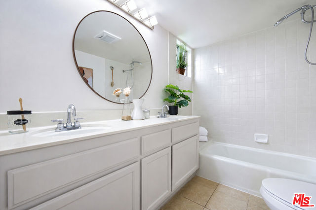 4249 Longridge Avenue, 209 photo 19